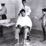 1957 Il maestro Piero Migliacci nel suo salone a Schiavonea (attualmente è uno dei più famosi "barbieri" di Roma)