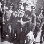 Anni '50 Foto ricordo del banditore Luigi Guarnieri (con la sua famosa tromba, detto "Gigi") con alcuni netturbini.