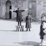 Anni ’50 i vigili Alberto Lavorato(sulla pedana) e Guido Guidi