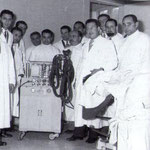 1956 Foto ricordo per l’acquisto di un moderno apparecchio per anestesia. Da sx, i medici, Antonio Viteritti, Francesco Borromeo, Francesco Persiani, Giuseppe Garasto, Mario De Santis(direttore), Francesco Sangregorio, Francesco Aiello(l’inferm.V. Risafi)