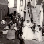 Anni '60-Corteo nuziale in Via 4 Novembre,la sposa Rosetta Sosto, accompagnata dal fratello,Luigi. Da notare i ragazzini pronti per raccogliere confetti e monetine che saranno lanciati dai balconi.