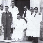 1939 Davanti l’ingresso dell’ospedale. Da sx, i medici Francesco Persiani, (Marcello Cimino), Giovanni Battista Malena, Arnaldo Clausi Schettini, Giordano Bruno, Giovanni Battista Marino e Saverio Avella.