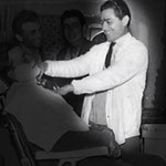 1965 Francesco Aversente nel suo salone in Via Roma