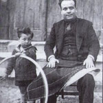 1930 Il sarto Domenico Avolio davanti alla sua bottega col figlio Francesco(ai piedi della "scalilla")