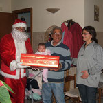 Babbo Natale consegna i doni ai bambini