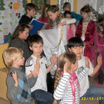 Märchenspiel "Aschenbrödel" bekommt ihr Kleid - alle Kinder sind einbezogen