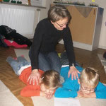 Eine Mutter verwöhnt ihre Kinder mit einer Massage