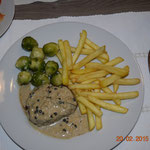 Rosenkohl mit Pommes und Rindsfilet an Pfefersauce.