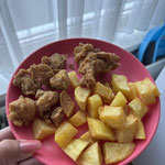 Gebakken aardappels met gefrituurde kippendij