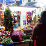 Solche Verkausstaende von Opfergaben findet man in Little India alle 5m.