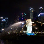 Merlion (Wahrzeichen von Singapur: Halb-Fisch, Halb-Loewe)