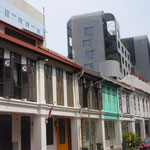 Tradionelle und moderne Architektur sieht man in Singaur oft nebeneinander.
