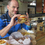 Triple Steak Burger im V&A Waterfront Food Market in Kapstadt
