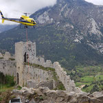 Jeudi 22 avril - début de l'opération d'héliportage dans l'enceinte du château