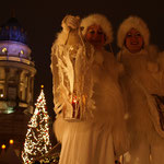 Die Stelzenengel sind pünktlich zur Adventzeit eingeflogen um das Feuer der Liebe in den Herzen der Menschen zu entfachen.