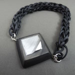 Onyx-Quadrat mit Silberelement mit handgeflochtenem Silikon-Strang