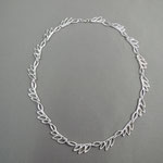 1/2: Collier mit Blättchenmuster, Länge: 45 cm