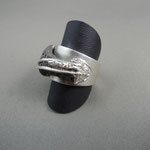 Ring mit Lava-Element und 3 kleinen Zirkonias ergänzt in Grösse 59