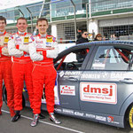 Das dmsj Youngster-Racing-Team 2015 (v.l. Daniel Engl, Niklas Meisenzahl, Felix Günther) neben dem Einsatzfahrzeug, der BMW 325i von Sorg Rennsport! © Jörg Ufer