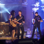Emily Barker im Duett mit Chuck Ragan und Geiger Jon Gaunt
