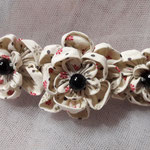 modèle 2 : barrette GM fleurs crème motif rouge noir