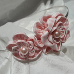 modèle 1 : serre-tête fleur carreau blanc rose