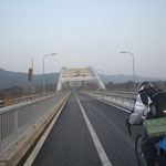 大三島橋を疾走していく