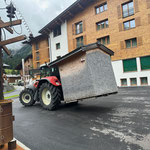 Getränkehütten zum Aufstellungsort Omesberg bringen