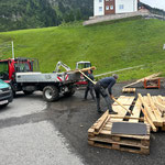 Holzlager Bar-Umbau abtransportieren