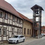 Der Glockenturm, eingeweiht 2003, steht neben der ehemaligen katholischen Kapelle. Diese wurde von der Kirchengemeinde seit 2001 mitbenutzt und später gekauft. Die Glocke von 1694 ist ein Geschenk der Gemeinde Magdeburg.