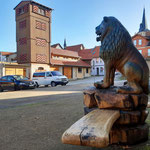 Kunstvoll geschnitzte Löwensitzbank in der Harzstraße vor der Stadtverwaltung