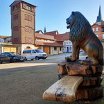 Kunstvoll geschnitzte Löwensitzbank in der Harzstraße vor der Stadtverwaltung