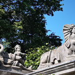Im Barockgarten über dem Neptunbrunnen ist diese Spinx mit Frauen zu sehen