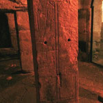 Steinpfeiler in der Krypta der auf den Kopf steht (Kreuz verkehrt rum)