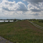 Elbdeich mit Radweg