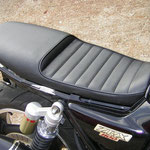 Das Motorradheck mit der maßangefertigten Sitzbank. Aufgebaut auf eine einfache Grundplatte aus Metall haben wir die Polsterung und den Bezug auf Maß neu gefertigt.