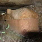 阿蘇のピンク石で出来た石棺