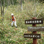 さんさくの路分岐地点の笹狩り（作業中）