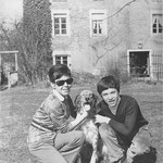 En mars 1970, Cécile Aubry, Mehdi et Roxane dans le parc du Moulin Bleu © Jours de France n°797