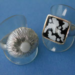 カッターの刃で刻みをつけたボリュームリング／マスキングリキッドを使ってメリハリのある柄をつけた シャープなリング