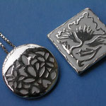 ペーストタイプの銀を重ね塗りしてスクラッチした ペンダントとブローチ