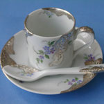 銀ペーストに板状にカットした銀片を貼り付け、小花を ハンドペイントした カップ＆ソーサー