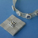 ブルーの手描きバラをつけた 純銀ワイヤーの 透かし編みブレスレット／シリンジを積み重ねたメッシュに金彩を施した白磁を はめ込んだブローチ