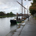 Zurück entlang der Uferpromenade mit wundersamen alten Segelschiffen