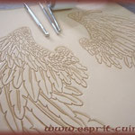 Pièce de cuir "ange" repoussage.
