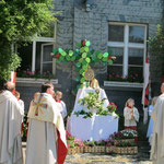 Am Fronleichnamsfest gibt es einen Segens-Altar der Gemeinde St. Peter u. Paul auf unserem Schulhof