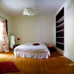 La suite et son lit en 160 cm.
