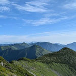 幌尻岳山頂から見渡す北海道の雄大な山々