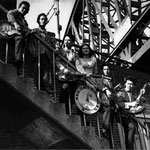 The Skyrockets poseren op de trappen van de oude Maasbrug