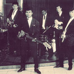 THE HOT STRINGS (Alpenrose, Tegernsee, Duitsland ) vlnr: Hans Akkermans - Frank ? - Jusuf Golen - Joop Meijers - Jan Cosman
